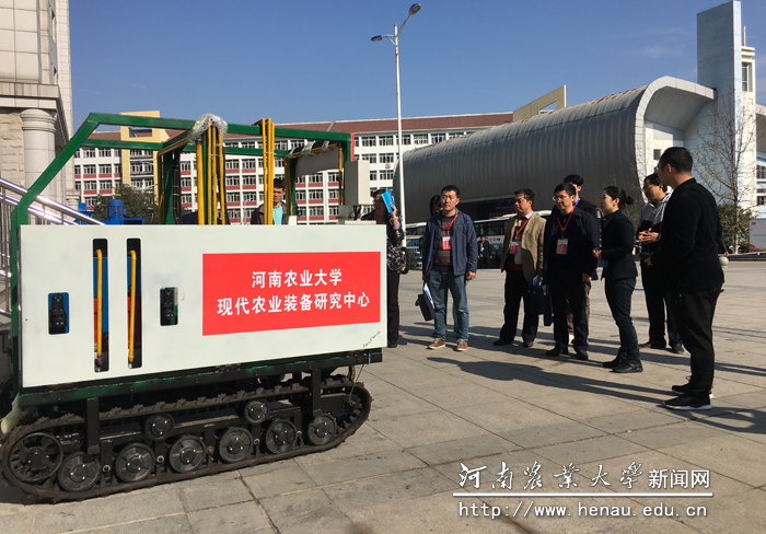 与会专家查看我校选送的作品 与会专家查看我校选送的作品