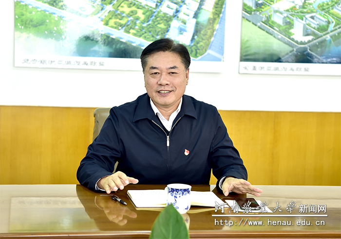 校党委副书记、工会主席李成吾主持会议 校党委副书记、工会主席李成吾主持会议