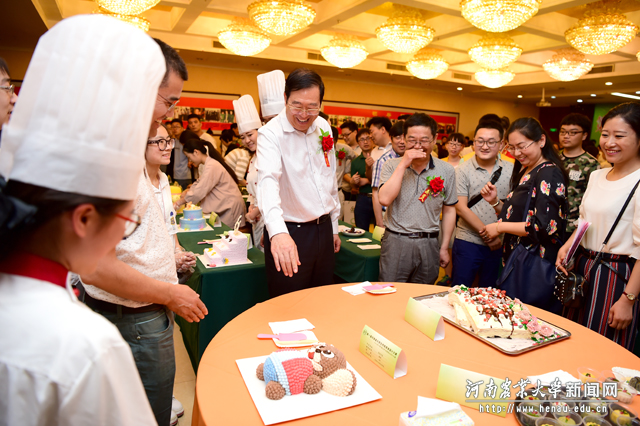 校党委书记程传兴查看参赛作品 校党委书记程传兴查看参赛作品