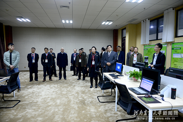 专家们参观考察信息与管理科学学院本科实验室 专家们参观考察信息与管理科学学院本科实验室