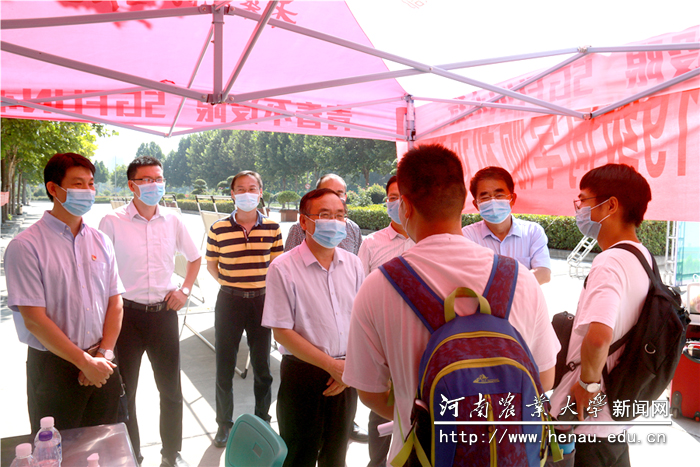 副校长尚富德查看许昌校区学生返校情况 副校长尚富德查看许昌校区学生返校情况