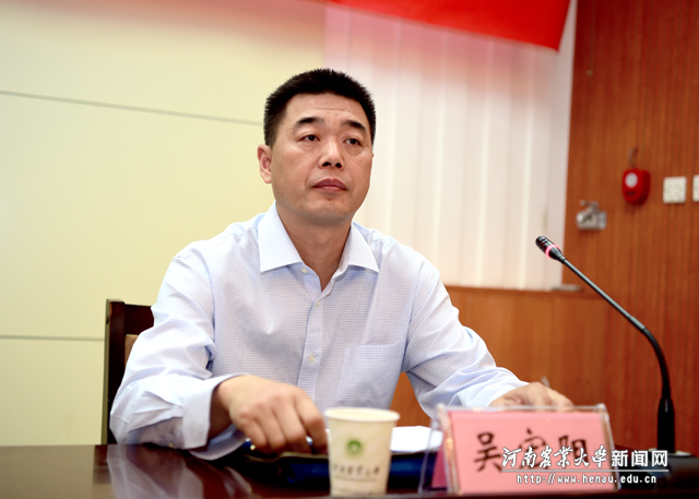 省委组织部干部教育处处长吴宏阳宣读分组情况 省委组织部干部教育处处长吴宏阳宣读分组情况