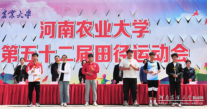 学生团体混合总分前六名代表队上台领奖 学生团体混合总分前六名代表队上台领奖