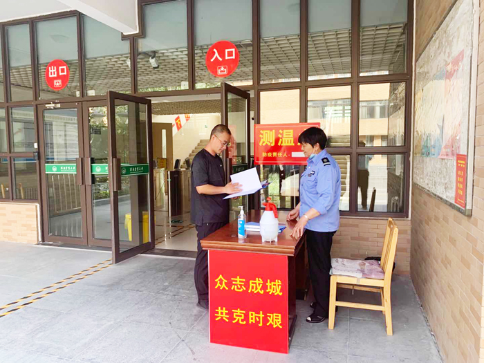 刘明阳认真检查出入登记信息 刘明阳认真检查出入登记信息