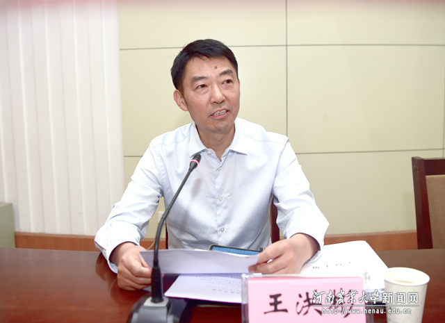 校党委副书记王洪彬主持开班仪式 校党委副书记王洪彬主持开班仪式