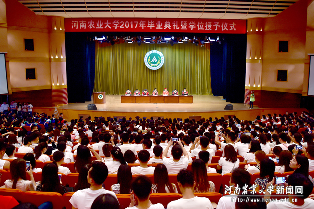 学校2017年毕业典礼暨学位授予仪式在文化路校区大礼堂举行 学校2017年毕业典礼暨学位授予仪式在文化路校区大礼堂举行