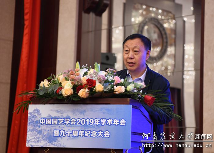 中国园艺学会副理事长兼秘书长孙日飞研究员主持大会 中国园艺学会副理事长兼秘书长孙日飞研究员主持大会