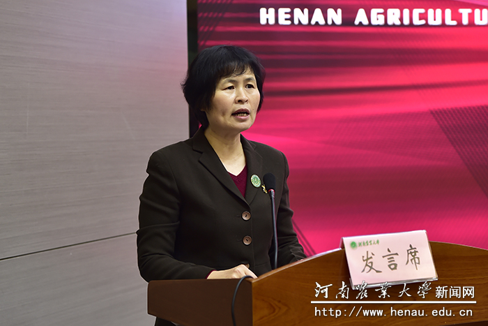 校友联络办公室主任张倩华向大会汇报校友企业联盟筹备情况 校友联络办公室主任张倩华向大会汇报校友企业联盟筹备情况