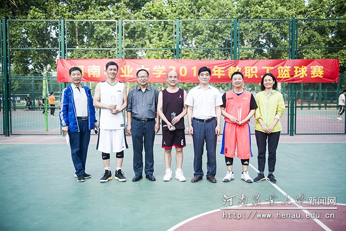 校党委副书记赵榴明为获奖单位颁奖