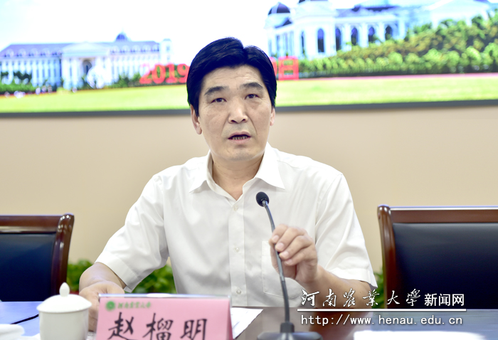 校党委副书记赵榴明宣读表彰决定 校党委副书记赵榴明宣读表彰决定