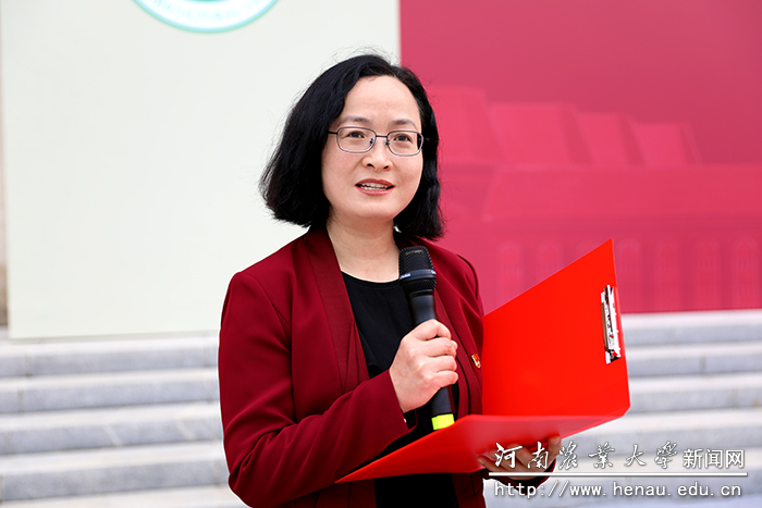 图书馆馆长张华宣读读书节通知 图书馆馆长张华宣读读书节通知