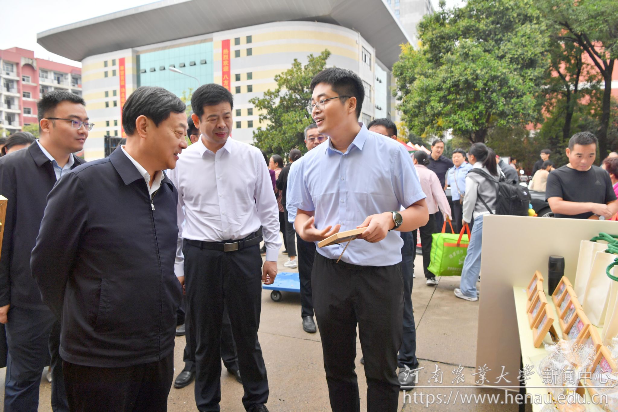校领导分赴龙子湖校区、文化路校区、许昌校区和桃李园学生公寓迎接“新农人”.jpg