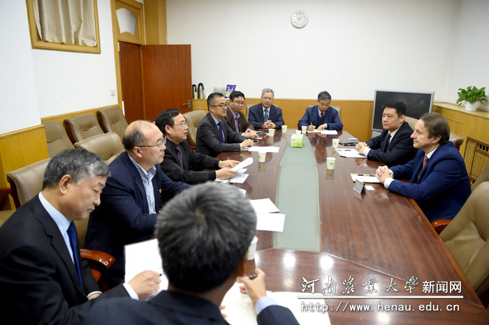 双方在行政楼第二会议室举行座谈