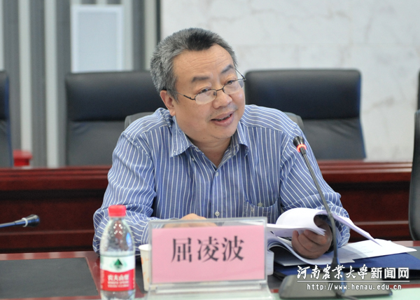 专家组副组长、洛阳理工学院院长屈凌波介绍检查的重点及流程 专家组副组长、洛阳理工学院院长屈凌波介绍检查的重点及流程