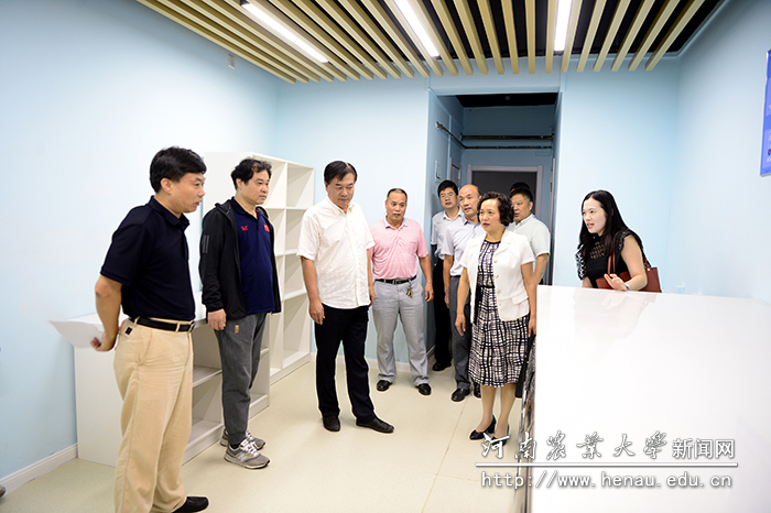 校长、中国工程院院士张改平查看学生宿舍洗衣房建设情况 校长、中国工程院院士张改平查看学生宿舍洗衣房建设情况