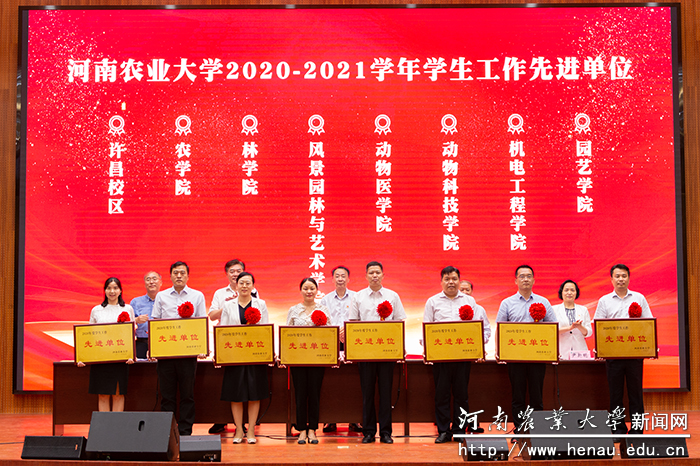 获奖代表上台领奖 获奖代表上台领奖