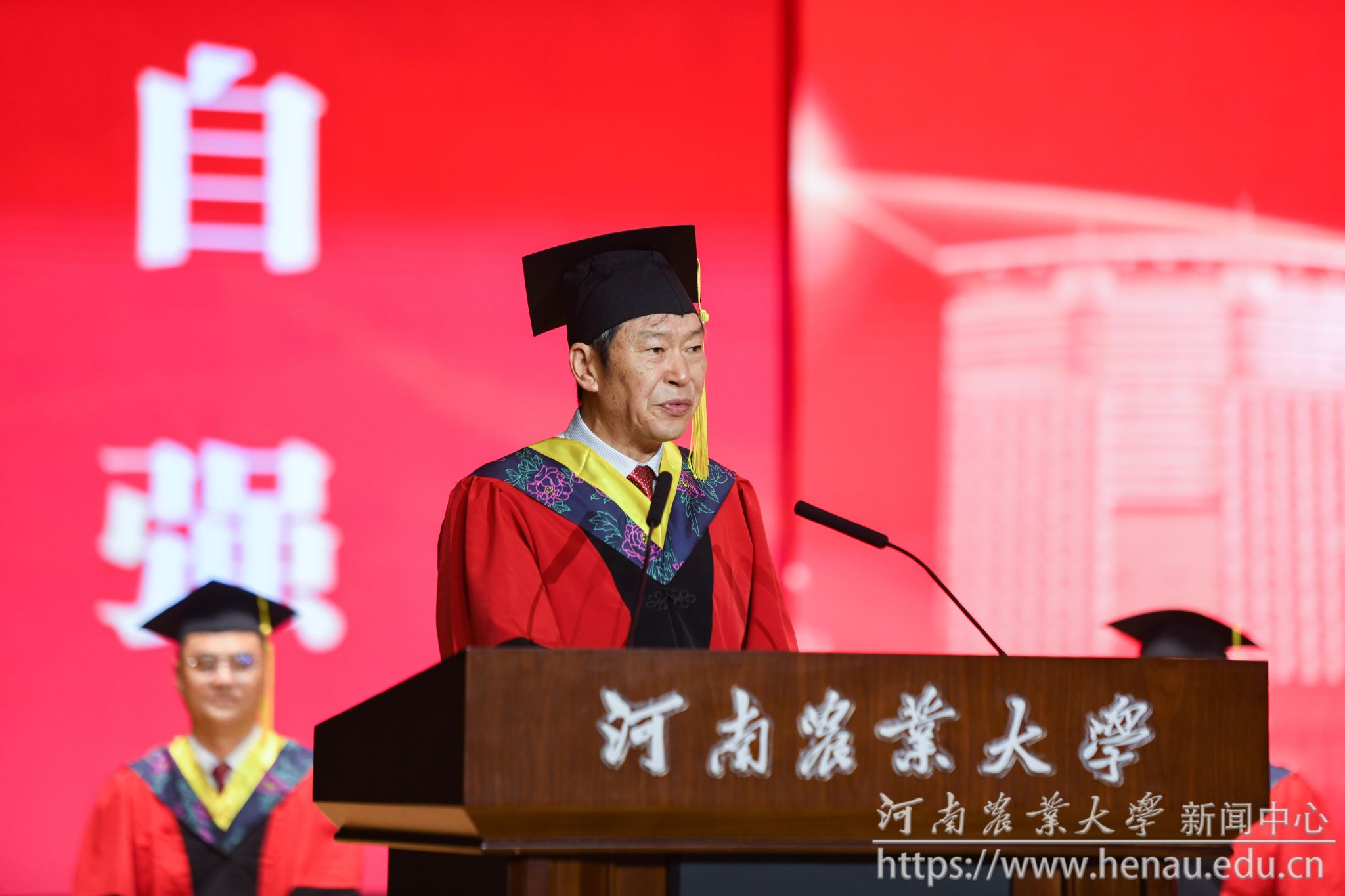 副校长杨喜田主持典礼.jpg