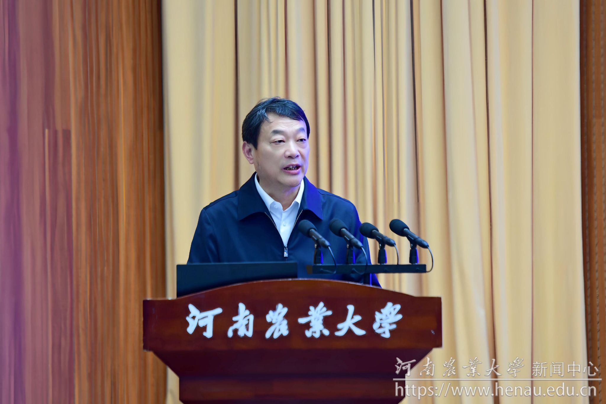 校长周卫院士主持会议.jpg
