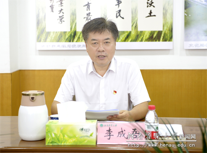 校党委副书记、工会主席李成吾领学 校党委副书记、工会主席李成吾领学