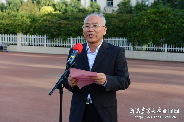副校长谭金芳主持升旗仪式