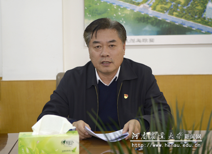 校党委副书记、工会主席李成吾主持会议 校党委副书记、工会主席李成吾主持会议