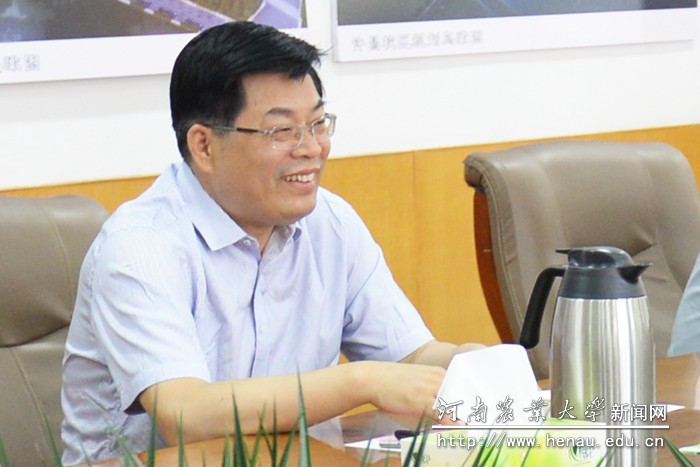 信阳师范学院副校长胡海华进行交流 信阳师范学院副校长胡海华进行交流