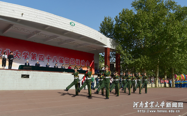4月13日,天气晴朗,清风拂面。文化路校区运动场一片欢腾的景象。河南农业大学第48届田径运动会正式拉开序幕。 4月13日,天气晴朗,清风拂面。文化路校区运动场一片欢腾的景象。河南农业大学第48届田径运动会正式拉开序幕。