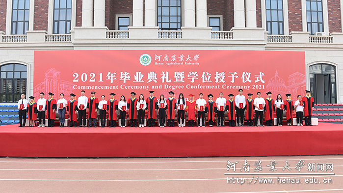 优秀毕业生上台领奖2 优秀毕业生上台领奖2