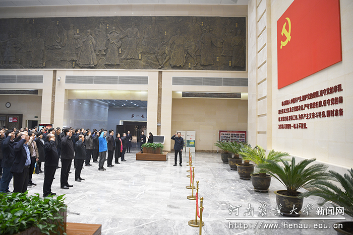 魏蒙关带领全体党员干部在中国共产党入党誓词展示墙前向党旗庄严宣誓
