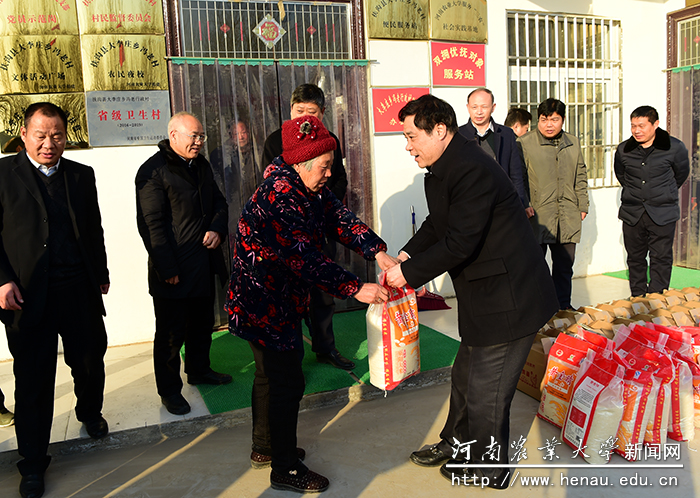 张改平为困难群众发放慰问品 张改平为困难群众发放慰问品