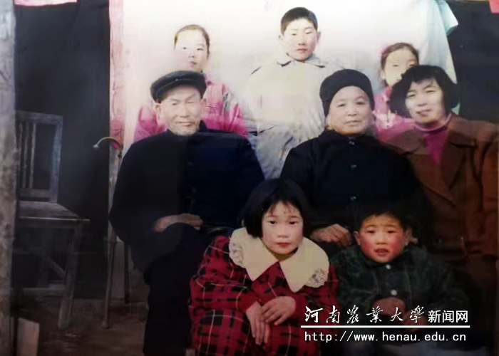 王晨(三排左一)与家人合影 王晨(三排左一)与家人合影