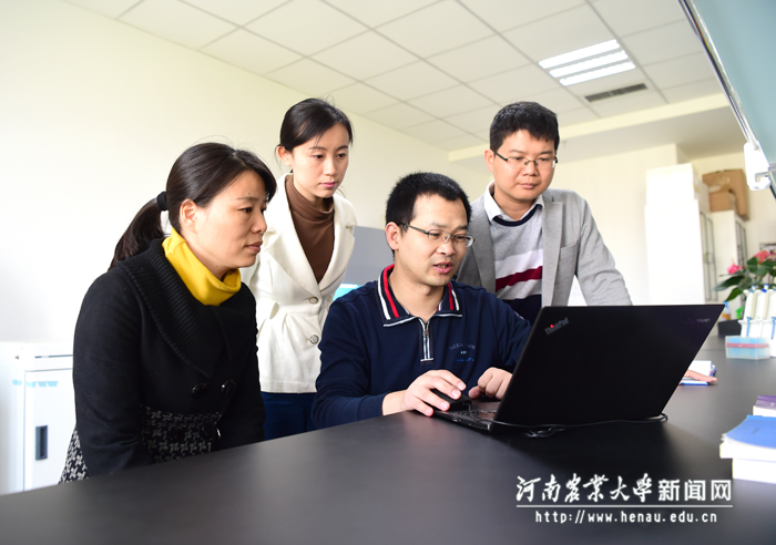 杜向党教授和团队成员讨论课题进展 杜向党教授和团队成员讨论课题进展