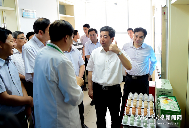 省长陈润儿视察河南农业大学,听取康相涛教授介绍情况4 省长陈润儿视察河南农业大学,听取康相涛教授介绍情况4