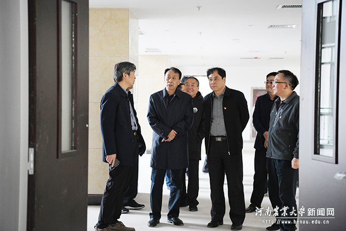校领导查看项目施工现场 校领导查看项目施工现场