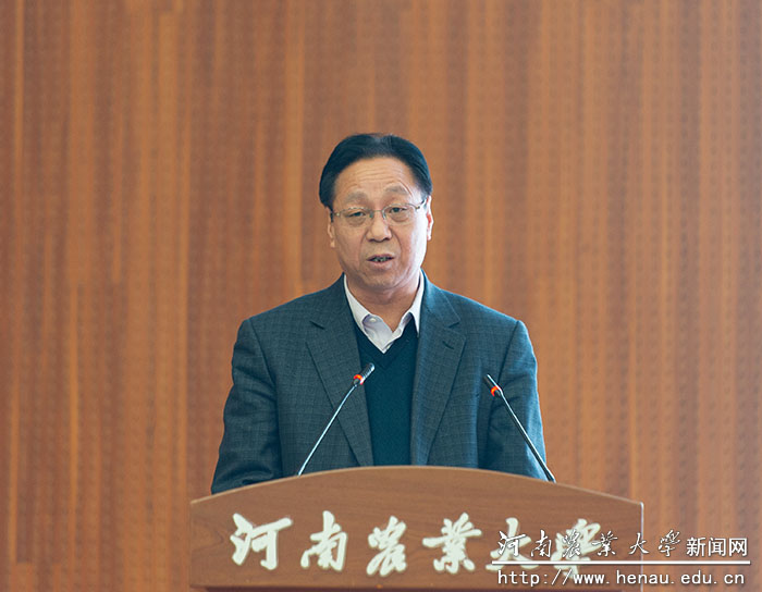 河南科技大学副校长李友军以《坚持创新发展  促进新农科建设》为题作报告