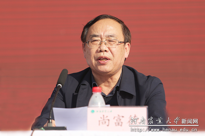 副校长尚富德宣布表彰名单 副校长尚富德宣布表彰名单