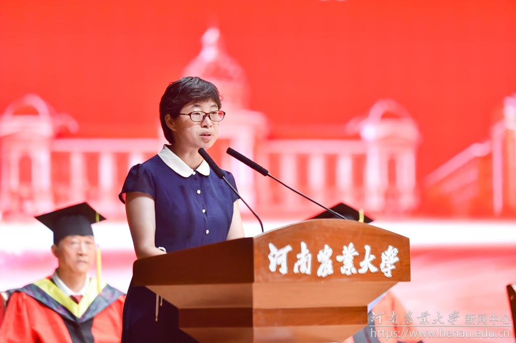 校友代表发言.jpg