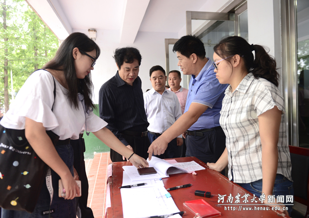 校领导查看学生报到情况 校领导查看学生报到情况