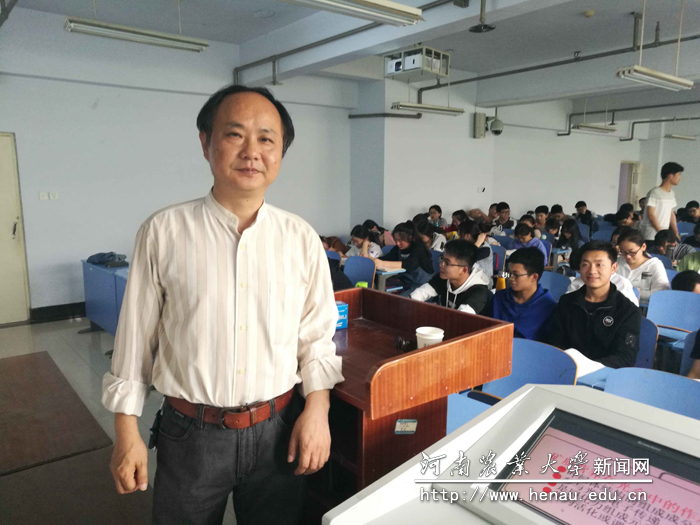 籍越在课堂教学教学间隙 籍越在课堂教学教学间隙