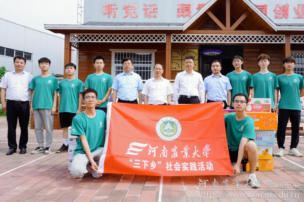 在息县孙庙乡范楼村介晓磊慰问学校”三下乡“大学生志愿者服务队.jpg