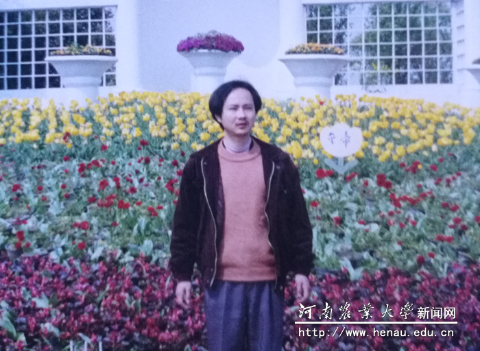 籍越在云南大学读书时留影 籍越在云南大学读书时留影