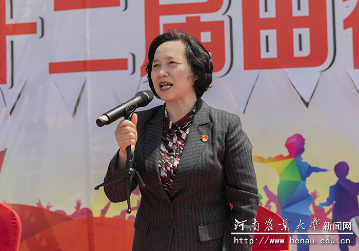 副校长、校体育运动委员会主任尹新明宣布运动会闭幕 副校长、校体育运动委员会主任尹新明宣布运动会闭幕