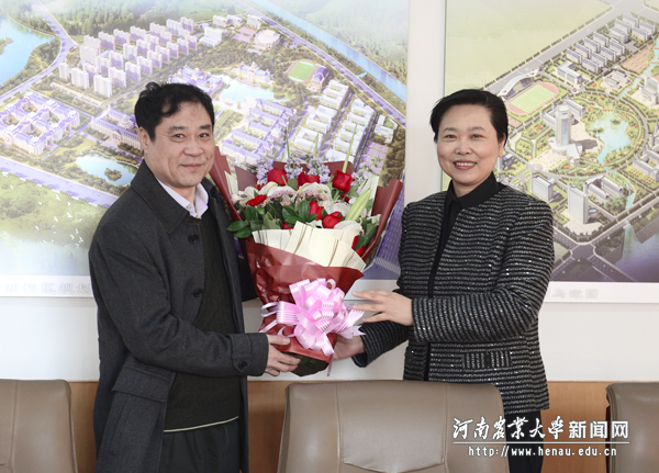 副省长王艳玲为校长、中国工程院院士张改平送上鲜花、表达祝福 副省长王艳玲为校长、中国工程院院士张改平送上鲜花、表达祝福