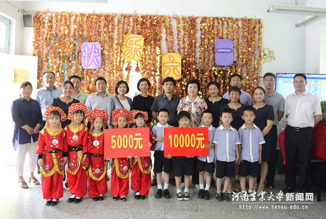校领导看望幼儿园小朋友 校领导看望幼儿园小朋友