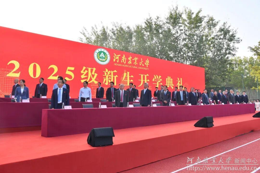 向国旗行注目礼.jpg