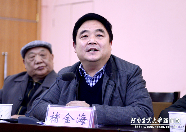 校党委副书记、工会主席褚金海主持会议 校党委副书记、工会主席褚金海主持会议