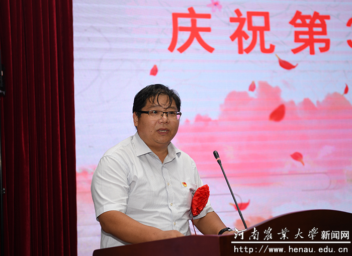 “最美教师”代表,农学院教授、博士生导师殷贵鸿发言 “最美教师”代表,农学院教授、博士生导师殷贵鸿发言