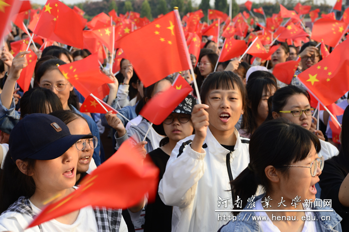 青年大学生挥舞国旗向祖国送上祝福 青年大学生挥舞国旗向祖国送上祝福