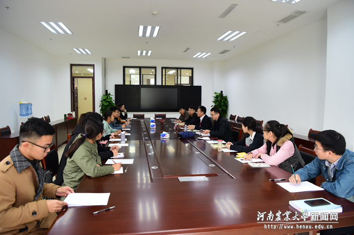 专家组成员、广东外语外贸大学英语教育学院院长董金伟与学生代表座谈