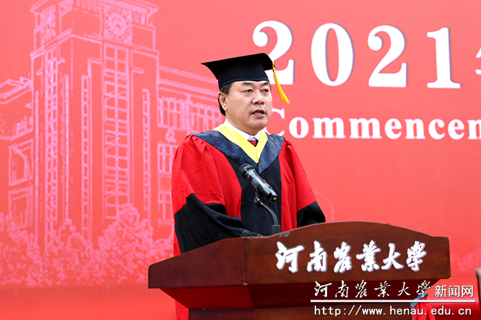 校党委副书记、工会主席李成吾宣读优秀毕业生名单 校党委副书记、工会主席李成吾宣读优秀毕业生名单